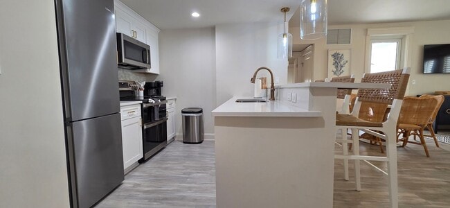 Building Photo - Recently remodeled condo near Baytown Wharf.