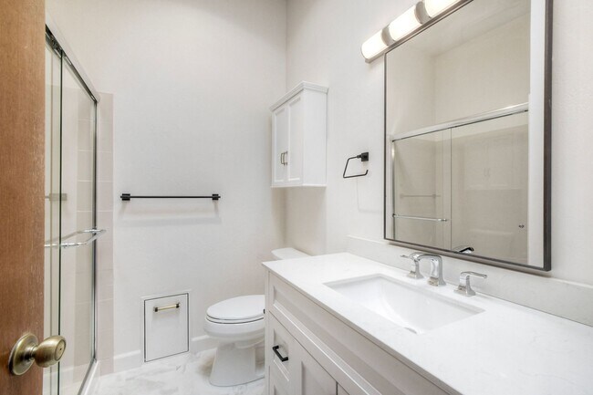 Building Photo - La Jolla Pines- Top Level 2 Bed/2 Ba Available Now!!