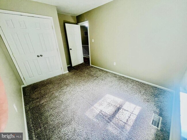 Building Photo - 4704 S Park Ct