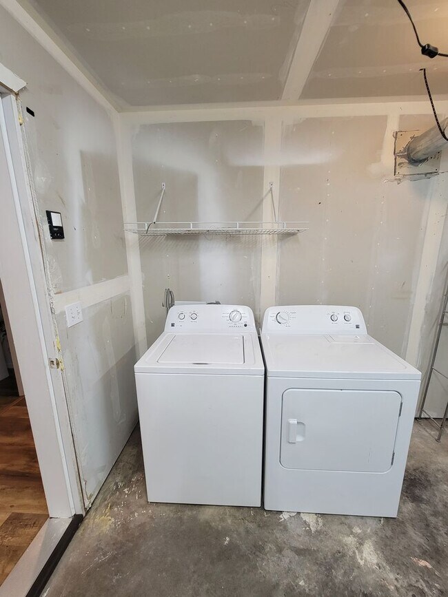 Building Photo - Freshly Painted Duplex in the Heart of Sil...