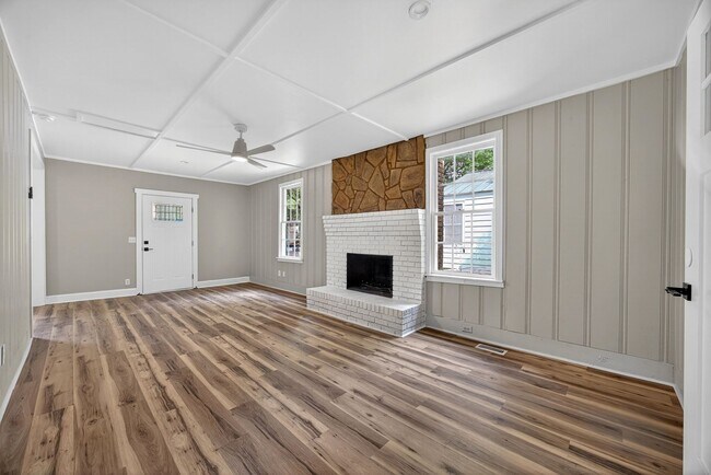 Building Photo - 2218 Holt Dr