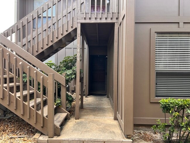 Building Photo - PRICE REDUCED!  Stylish 2 Bed, 2 Bath Cond...