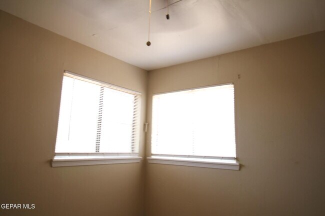Building Photo - 10711 Ivanhoe Dr