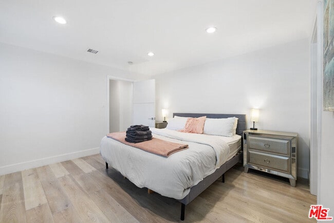 Building Photo - 5439 Carpenter Ave