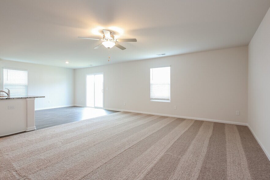 Building Photo - 2123 Southlea Dr