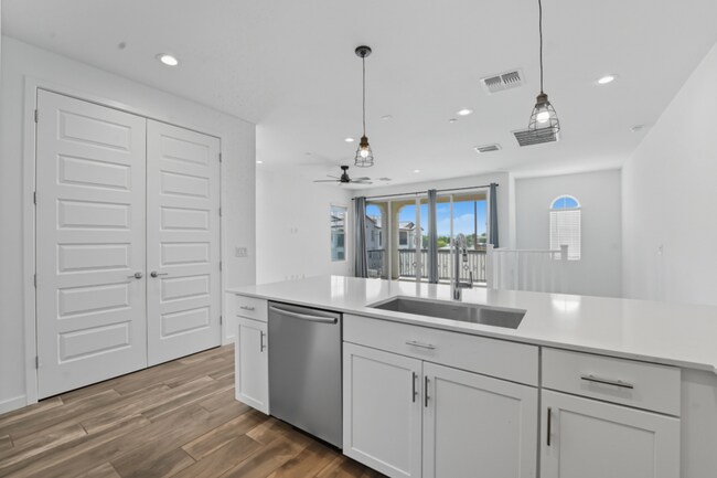 Building Photo - Like Brand New Luxurious Modern 3 Bedroom 2 Bath Townhome in Warner Meadow – Rare Rental Opportun...