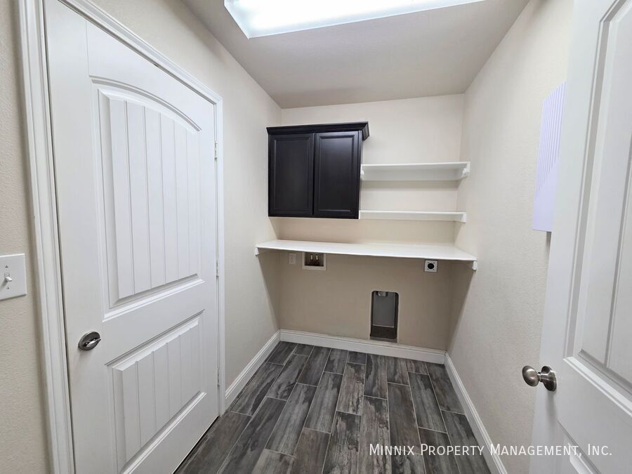 Building Photo - 9411 Sagebrush Ave