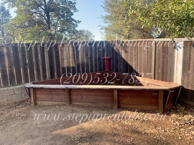 Building Photo - Welcoming and Spacious 3 Bedroom 2.5 Bathroom Home in Sonora!