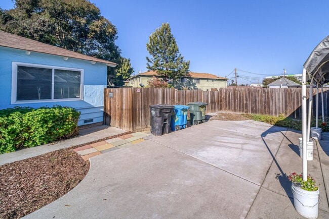Building Photo - East Palo Alto Duplex for Rent - $3,000/mo