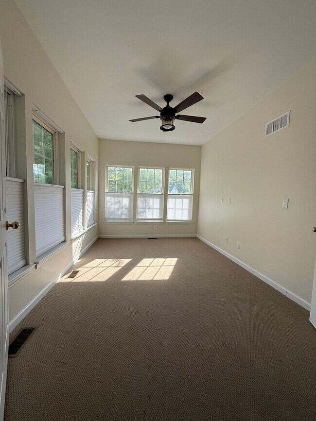 Building Photo - 10 Mabel Ln