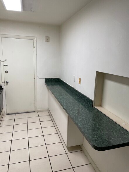 Building Photo - 465 S Royal Poinciana Blvd