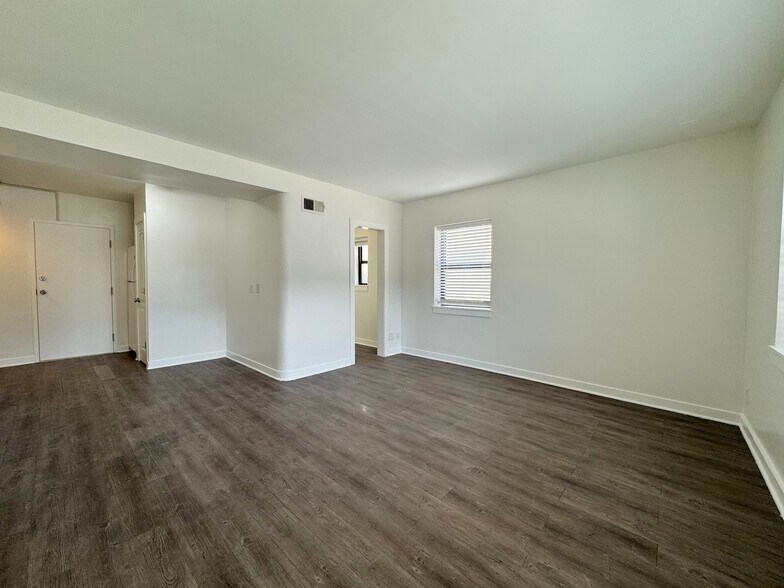 Building Photo - 4524 Broadway St