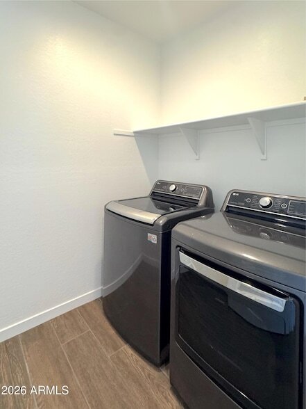 Building Photo - 9903 E Tillman Ave