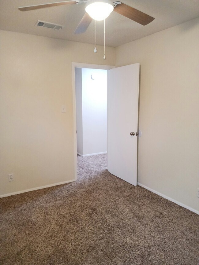 Building Photo - 801 Betsy Ross Dr