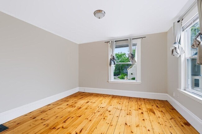 Building Photo - 37 Thorndike St