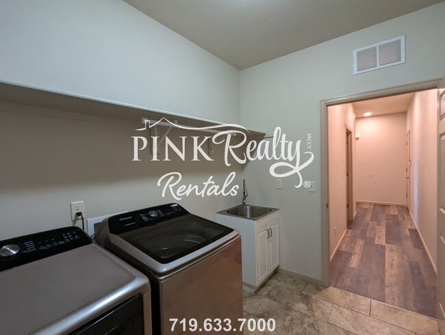 Building Photo - 1325 N Challenger Pl
