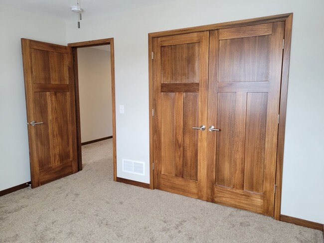 Building Photo - Middle Unit Townhouse