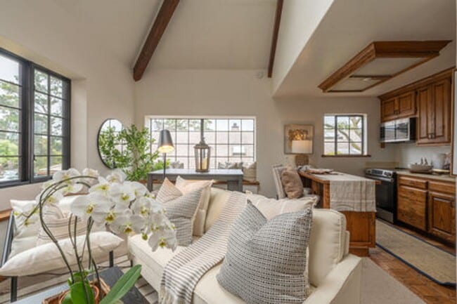Building Photo - 1 Bed Condo in the Heart of Carmel-by-The-...