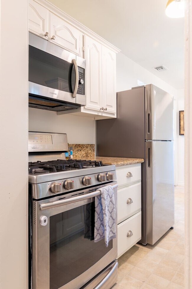 Building Photo - Charming Bungalow with King Size Bed