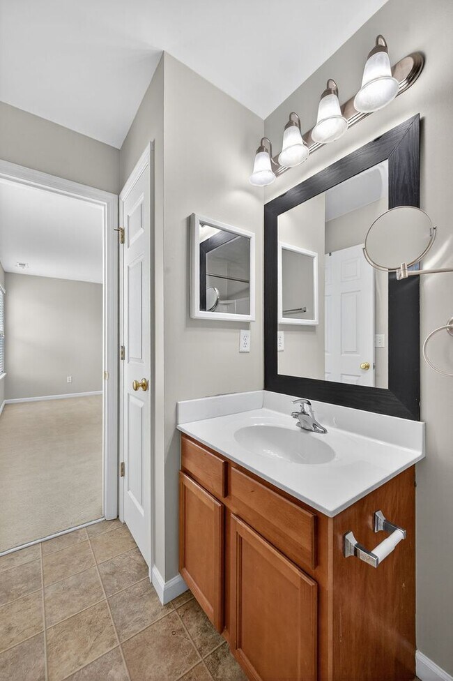 Building Photo - Charming 3-bedroom, 2-bath townhouse