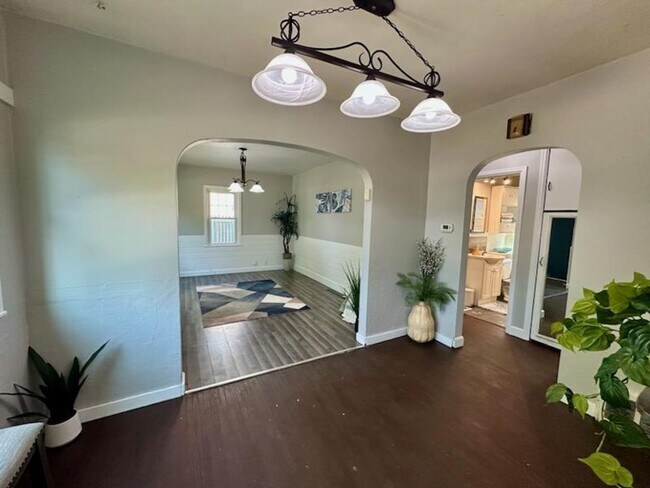 Building Photo - 3 bed, 1 bath home for rent in Waterloo