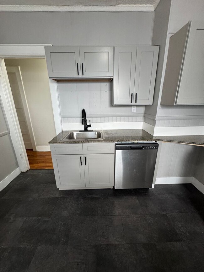 Building Photo - 825-827 Westcott Street