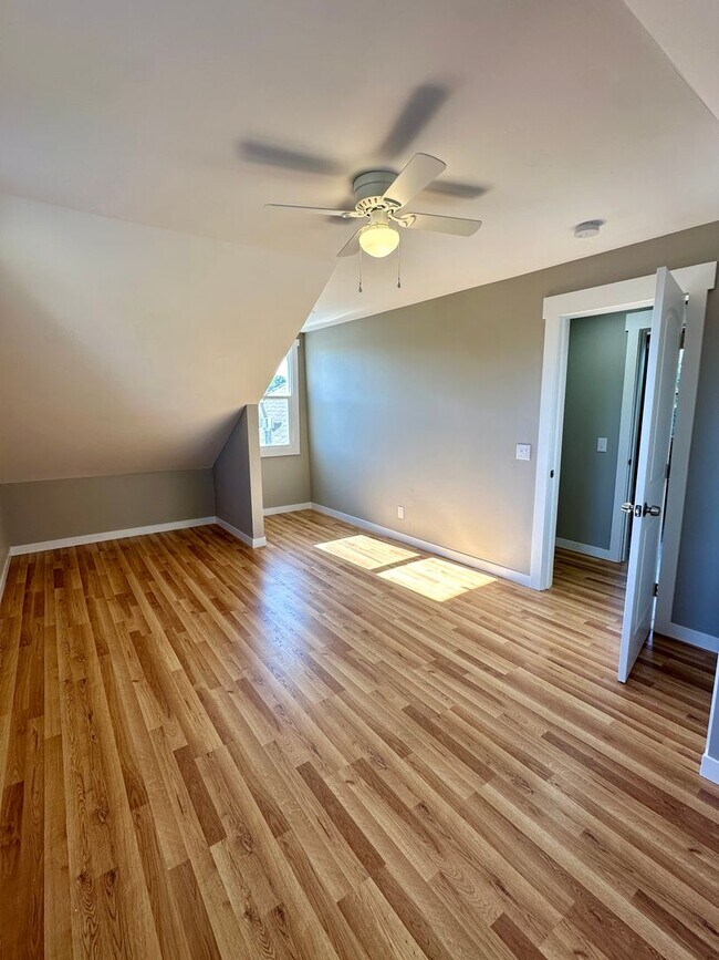 Building Photo - Beautiful 3 bedroom 3 bath Two Story House