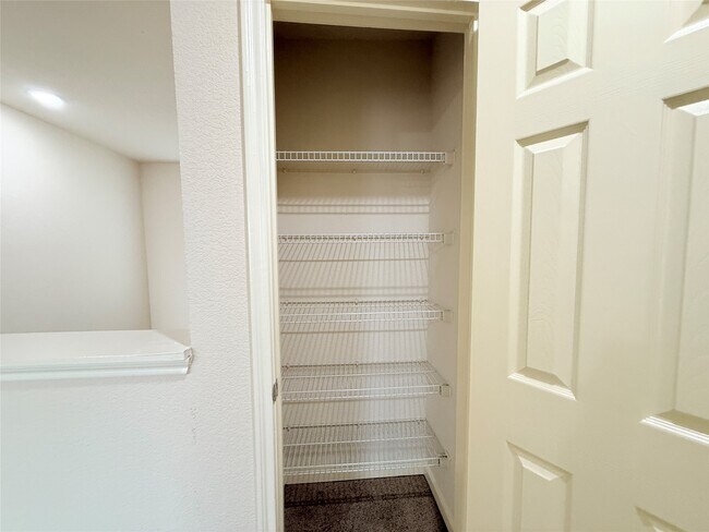 Building Photo - 431 Mantova Dr