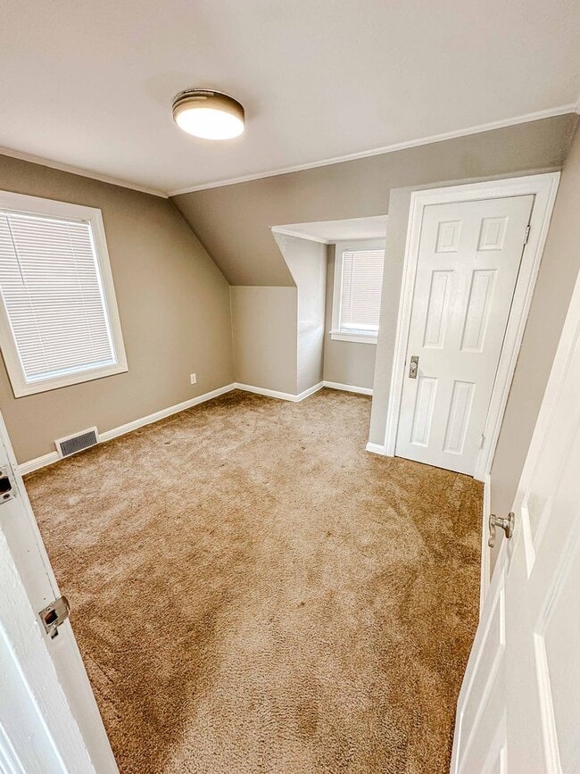 Building Photo - Unique and beautiful 2-3 bedroom home available for rent