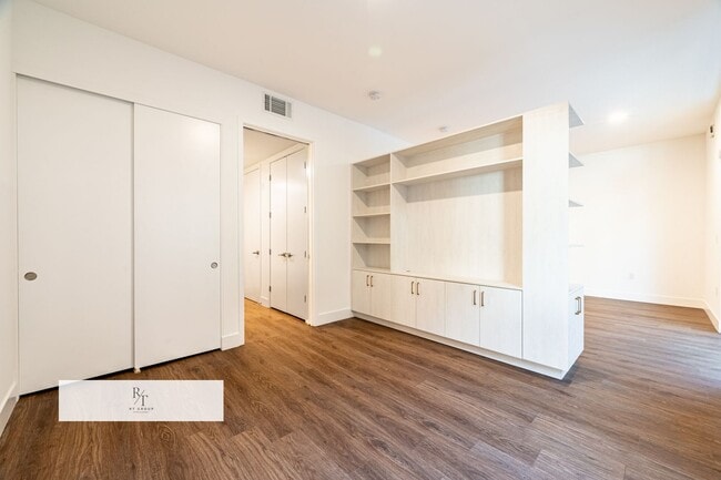 Building Photo - Modern 1-Bedroom Condo with Rooftop Amenities in Pasadena