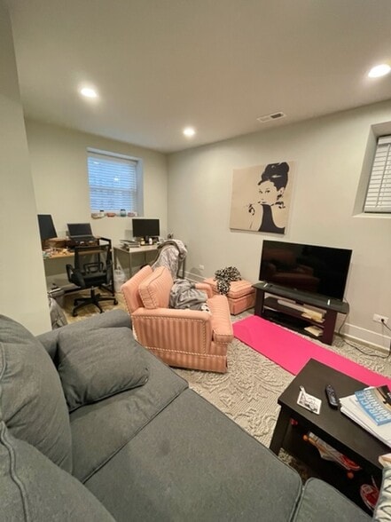 Building Photo - 910 W Waveland Ave