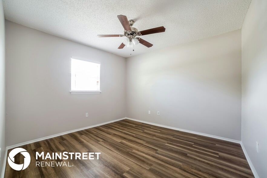 Building Photo - 2285 Kent St NE