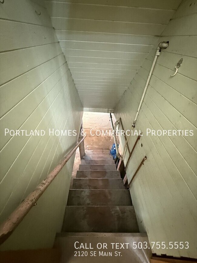 Building Photo - 2120 SE Main St