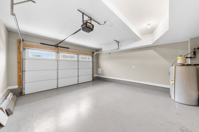 Building Photo - Beautiful Home! Coming Soon!