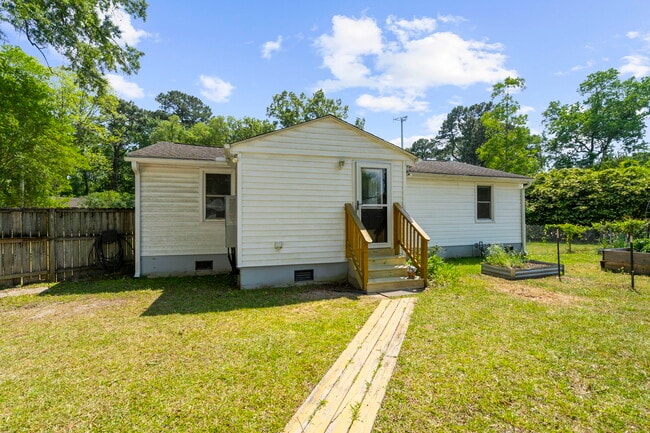 Building Photo - 2217 Doris Dr