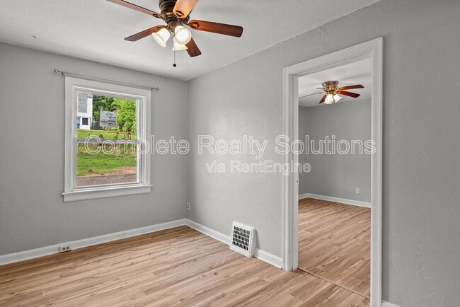 Building Photo - 7129 Greenhaven Dr