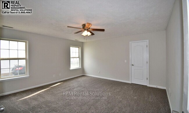 Building Photo - Wonderful 3BR/2BA duplex 1 minute from MTSU!