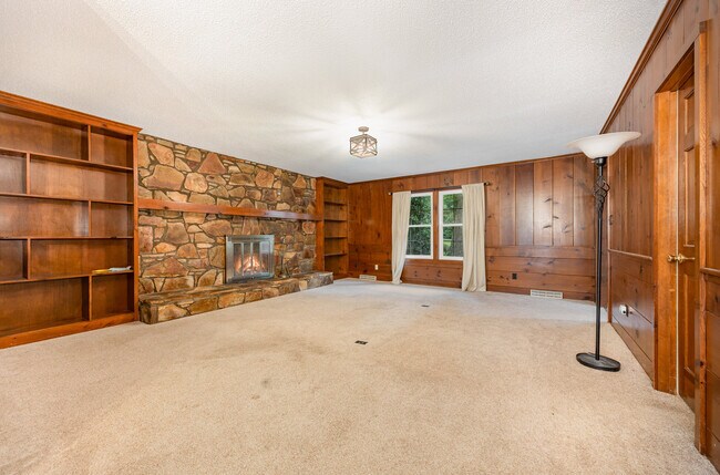 Building Photo - 229 Creekwood Dr