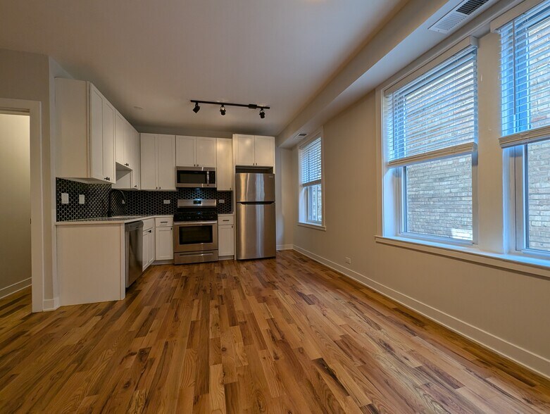 Building Photo - 650 W Wrightwood Ave