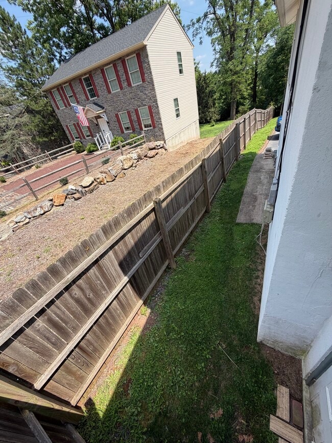 Building Photo - 607 Tabak Ave