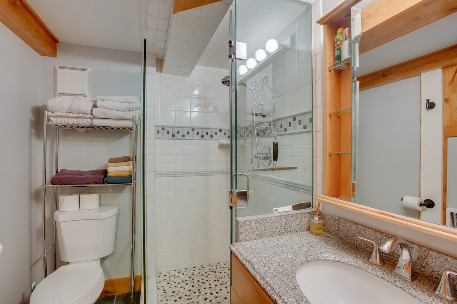 Building Photo - 7040 Bellevue Ave