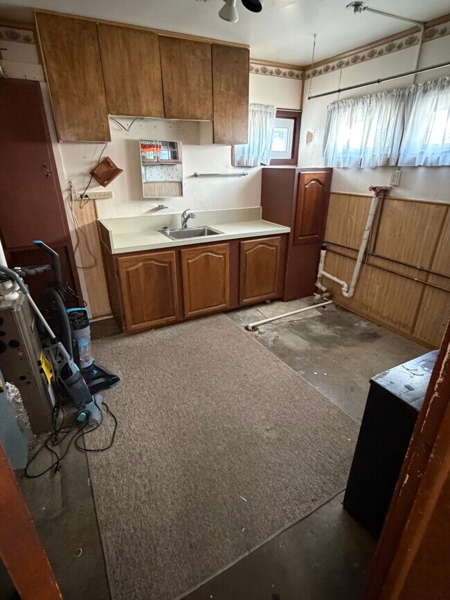 laundry room - 2400 Dewitt Ave