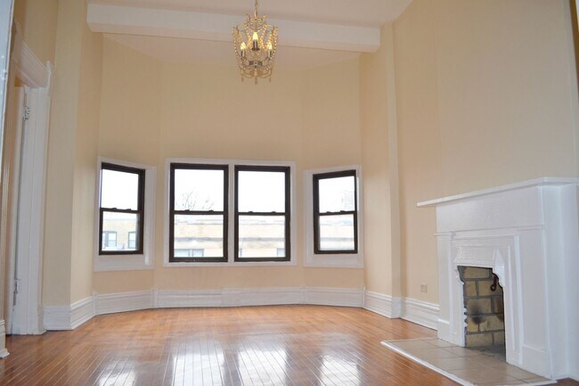 Building Photo - 2050 W North Ave