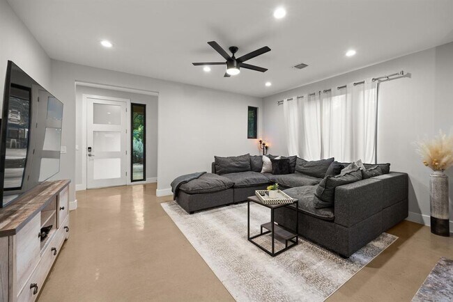 Building Photo - 3610 Thompson St