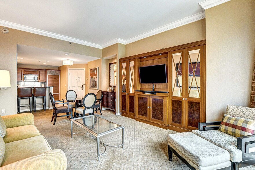 Building Photo - 4381 W Flamingo Rd