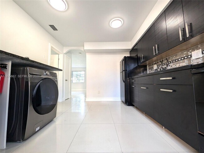 Building Photo - 512 SW 7th St