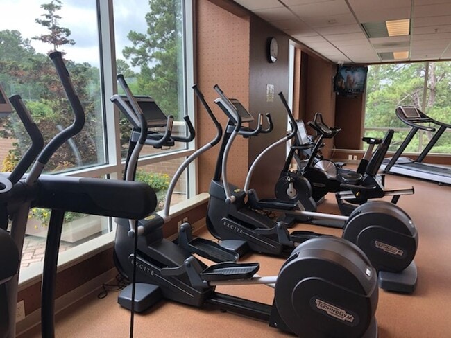 Building Photo - Wonderful Upscale condo loft apartment available for the best in convenient living.