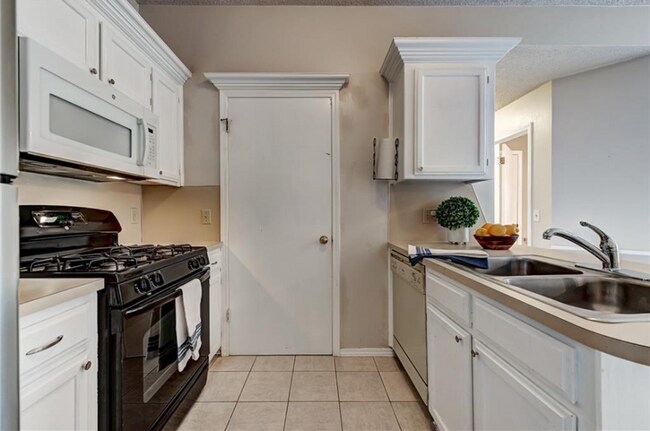 Building Photo - Charming 2-Bedroom, 1-Bathroom Home in Pea...