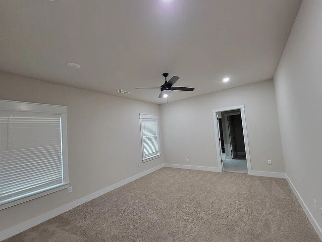 Building Photo - 4202 SW Plumley Ave