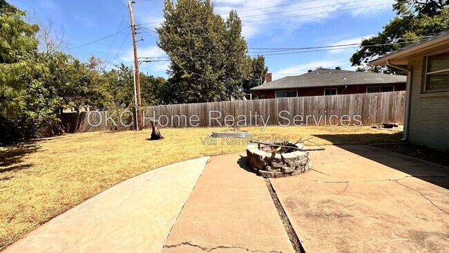Building Photo - 6316 N Drexel Blvd